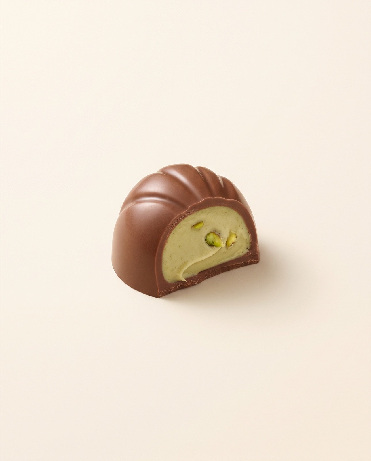 Pralina Serie Oro in sezione con ripieno al pistacchio