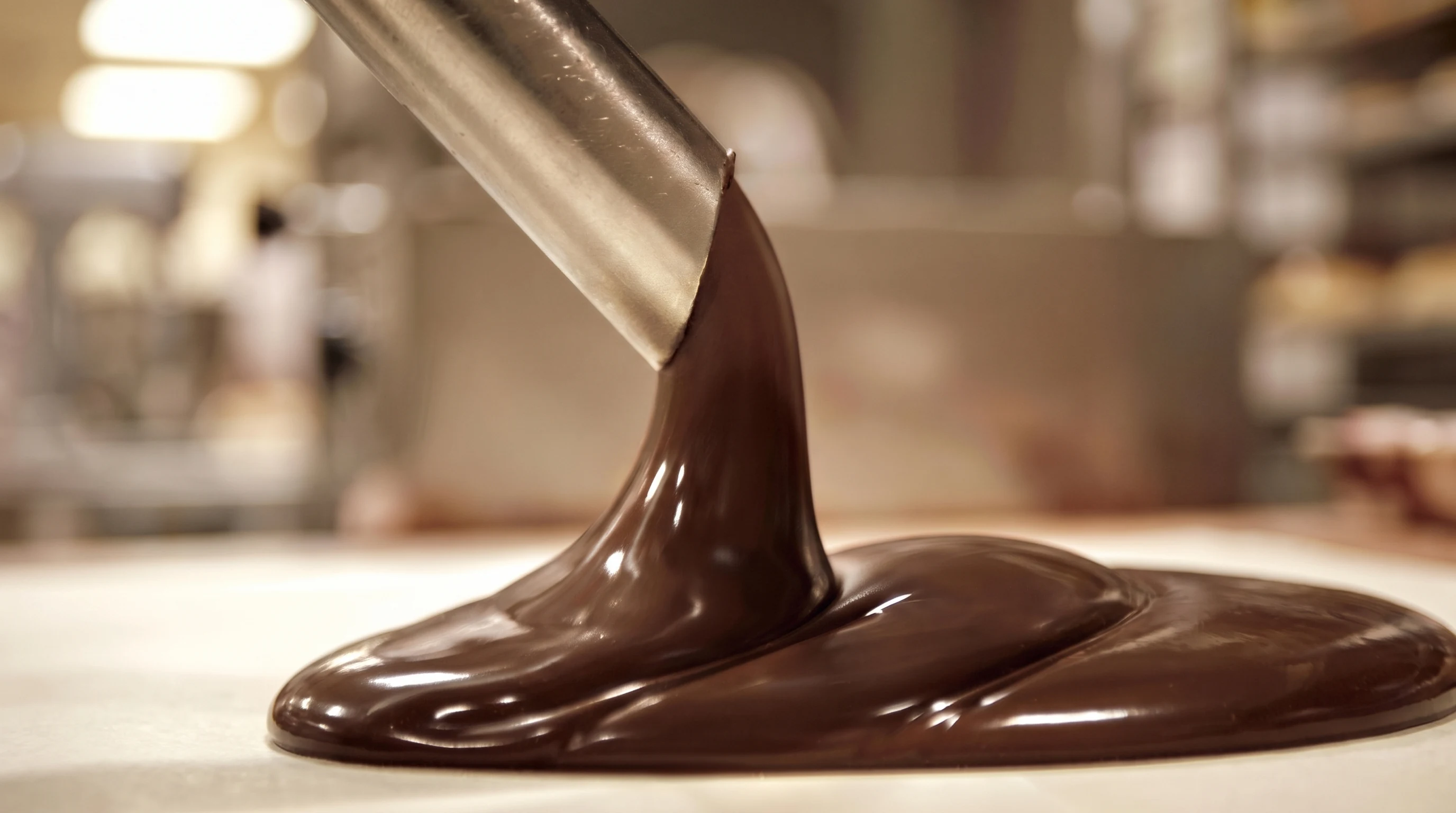 Cioccolato fuso Laica che cola dalla macchina temperatrice