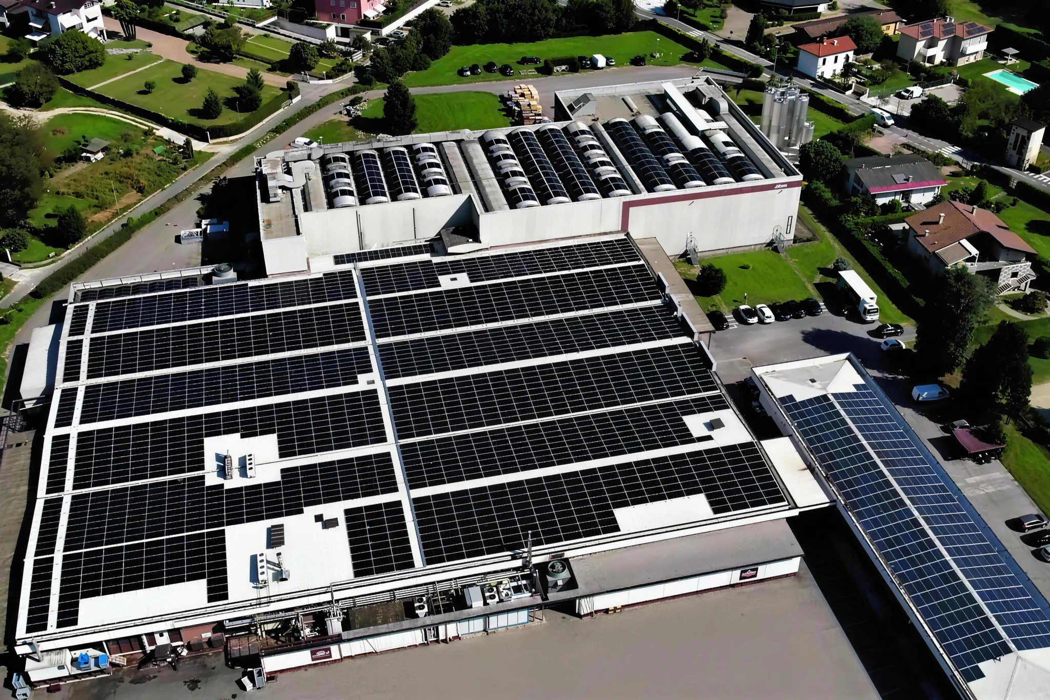 Lo stabilimento Laica di Arona visto dall'alto, con il tetto coperto da pannelli fotovoltaici