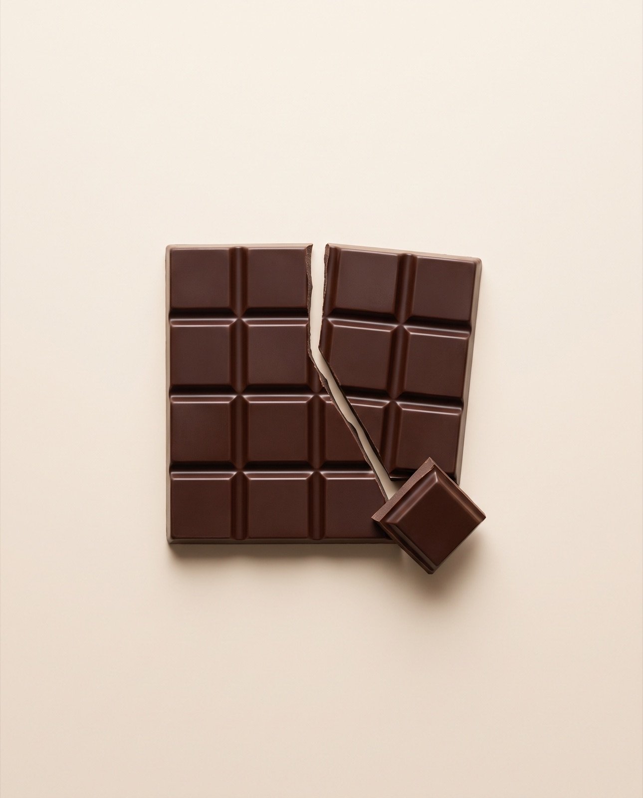 Tavoletta di cioccolato fondente spezzata a metà